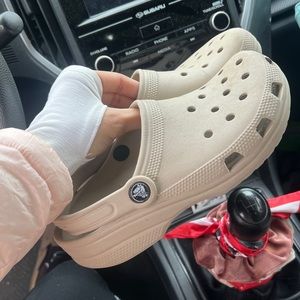 Crocs in khaki. The perfect neutral